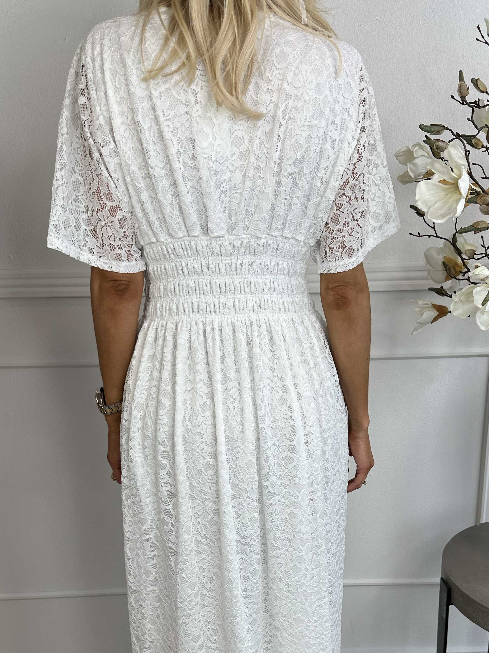 Pams Lace - Lang kjole i blonde med smock under brystet